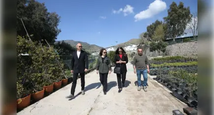 Karşıyaka Belediyesi üretiyor, parklar çiçek açıyor