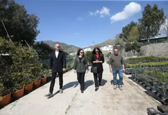 Karşıyaka Belediyesi üretiyor, parklar çiçek açıyor