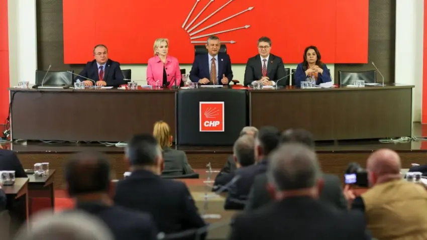 Özgür Özel çağırdı: CHP’li belediye başkanları Ankara’da olağanüstü zirvede buluştu haberinin görseli