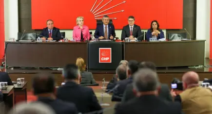 Özgür Özel çağırdı: CHP’li belediye başkanları Ankara’da olağanüstü zirvede buluştu