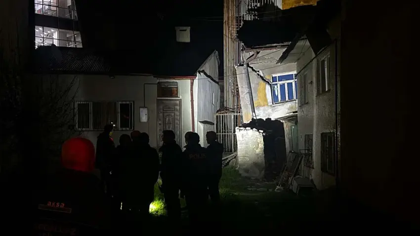 Sivas’ta iki katlı müstakil ev yan yattı haberinin görseli