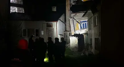 Sivas’ta iki katlı müstakil ev yan yattı