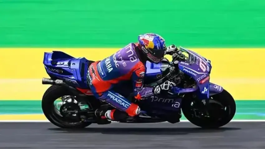 Toprak Razgatlıoğlu, İspanya'daki sprint yarışında kaza yaparak yarış dışı kaldı haberinin görseli