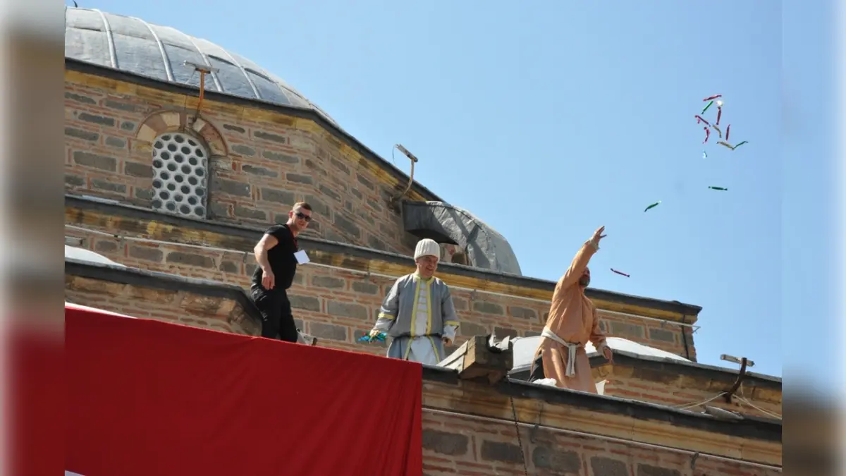 10 ton mesir macunu 20 dakikada saçıldı görseli