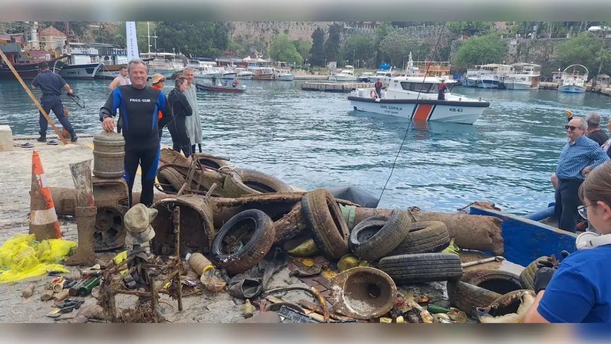 Denizden 5 ton atık çıkarıldı görseli