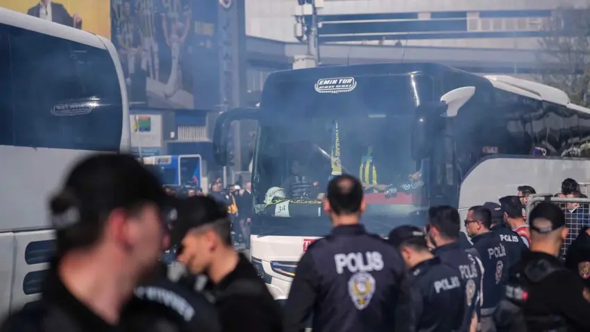 Fenerbahçe taraftarı 45 otobüsle RAMS Park'a geldi haberinin görseli