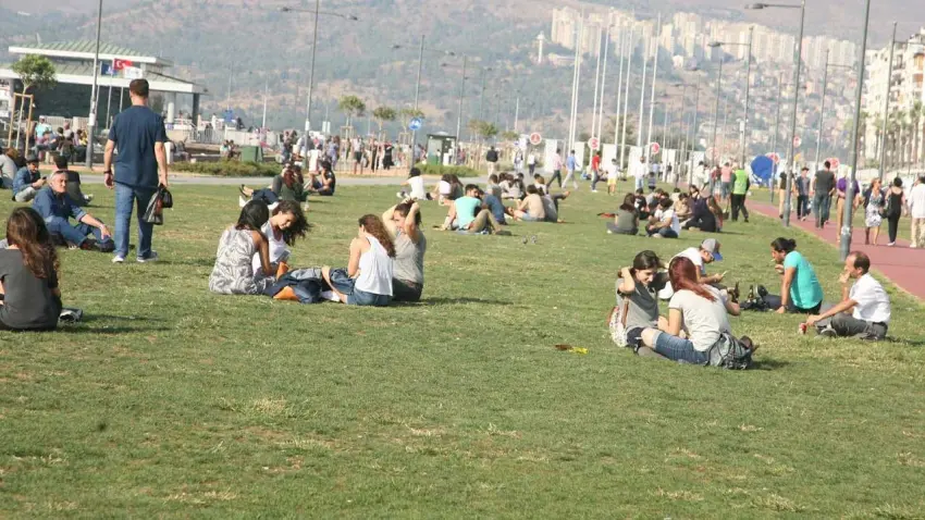 İzmir’de bahar sıcakları: Termometreler 26 dereceyi görecek haberinin görseli