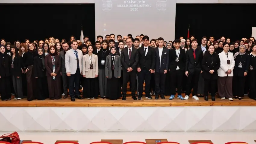 Kasapoğlu gençlerle Meclis Simülasyonunda buluştu haberinin görseli