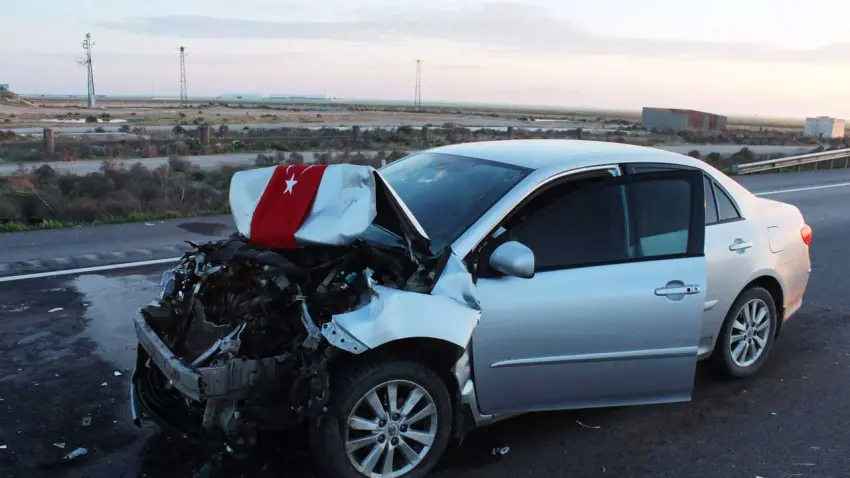 Kazayı görüp yardım etmek için duran otomobile başka araç çarptı: Ölü ve yaralılar var haberinin görseli
