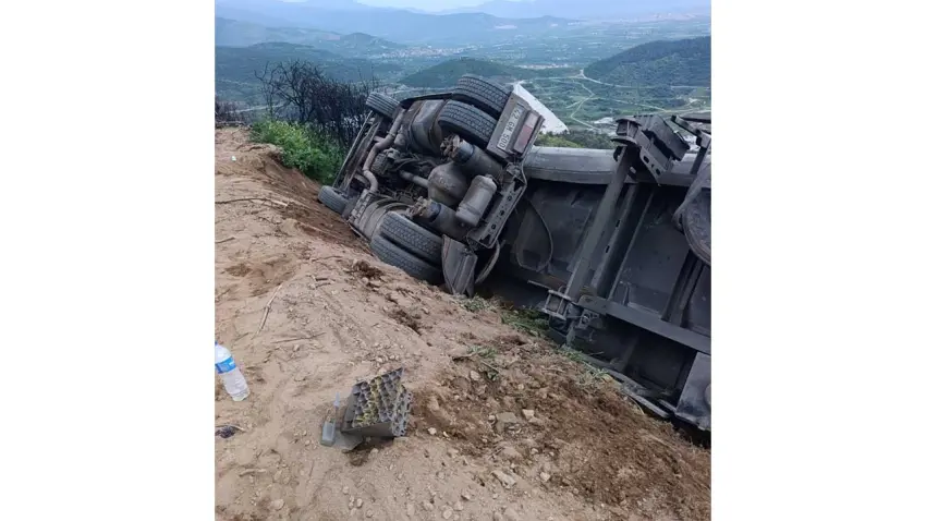 Ödemiş’te kamyon şarampole yuvarlandı haberinin görseli