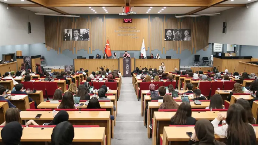 Türkiye’nin dört bir yanından gelen öğrenciler İzmir’de meclis deneyimi yaşadı