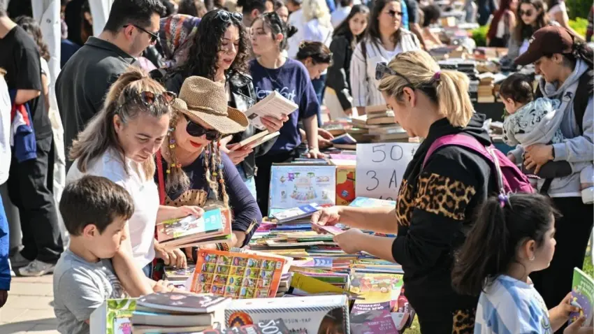 Yazarlar ve okurlar İZKİTAP’ta buluştu haberinin görseli