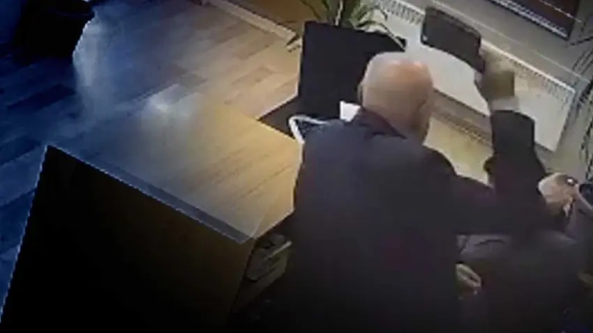 Belediye binasında satırlı saldırı: Sekreterin başına öyle bir vurdu ki!  haberinin görseli