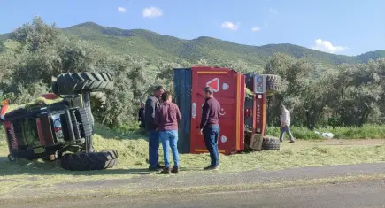 İzmir’de kaza: Kamyon ile traktör çarpıştı, 2 kişi yaralandı