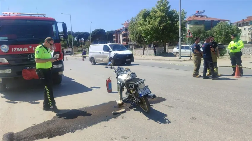 İzmir’de motosiklet ile hafif ticari araç çarpıştı: 3 yaralı haberinin görseli