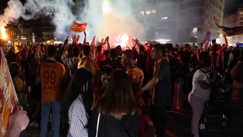 İzmir "Şampiyon Cimbom" sesleriyle inledi!  haberinin görseli