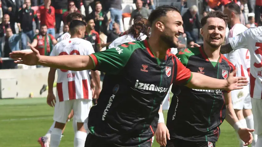 Karşıyaka ile Ayvalıkgücü tur için sahaya çıkıyor haberinin görseli