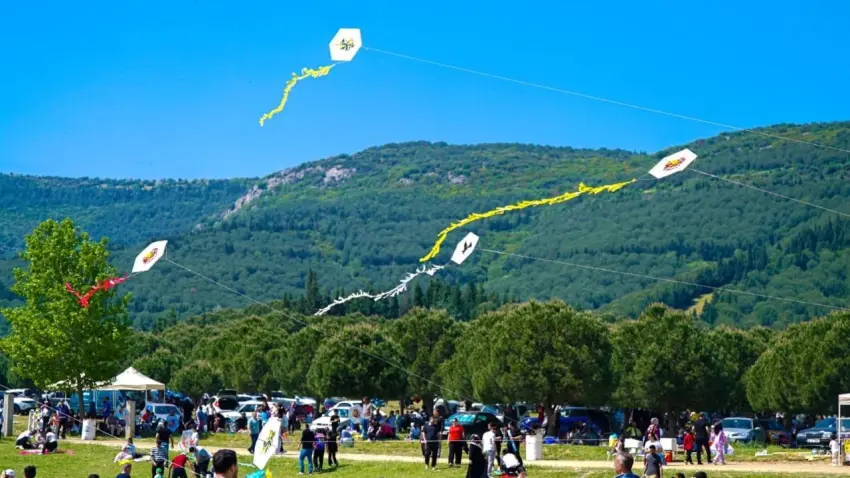 Torbalı’da gökyüzü uçurtmalarla renklendi haberinin görseli