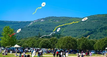 Torbalı’da gökyüzü uçurtmalarla renklendi