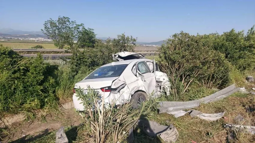 ‎İzmir'de kaza: Tırla çarpışan otomobilin sürücüsü yaralandı haberinin görseli