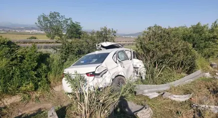 ‎İzmir'de kaza: Tırla çarpışan otomobilin sürücüsü yaralandı