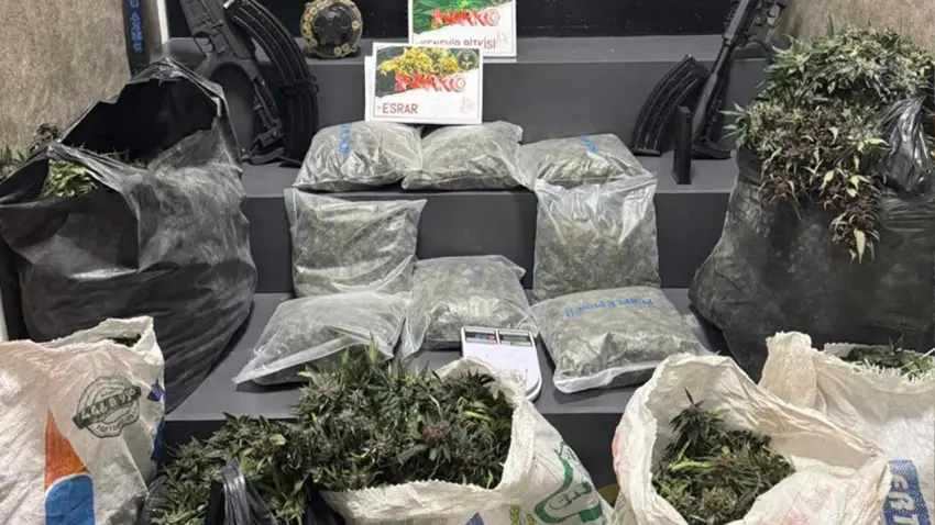 İzmir'de sera düzeneği kurulan eve baskın: 4 kilo 50 gram yasaklı madde ele geçirildi haberinin görseli