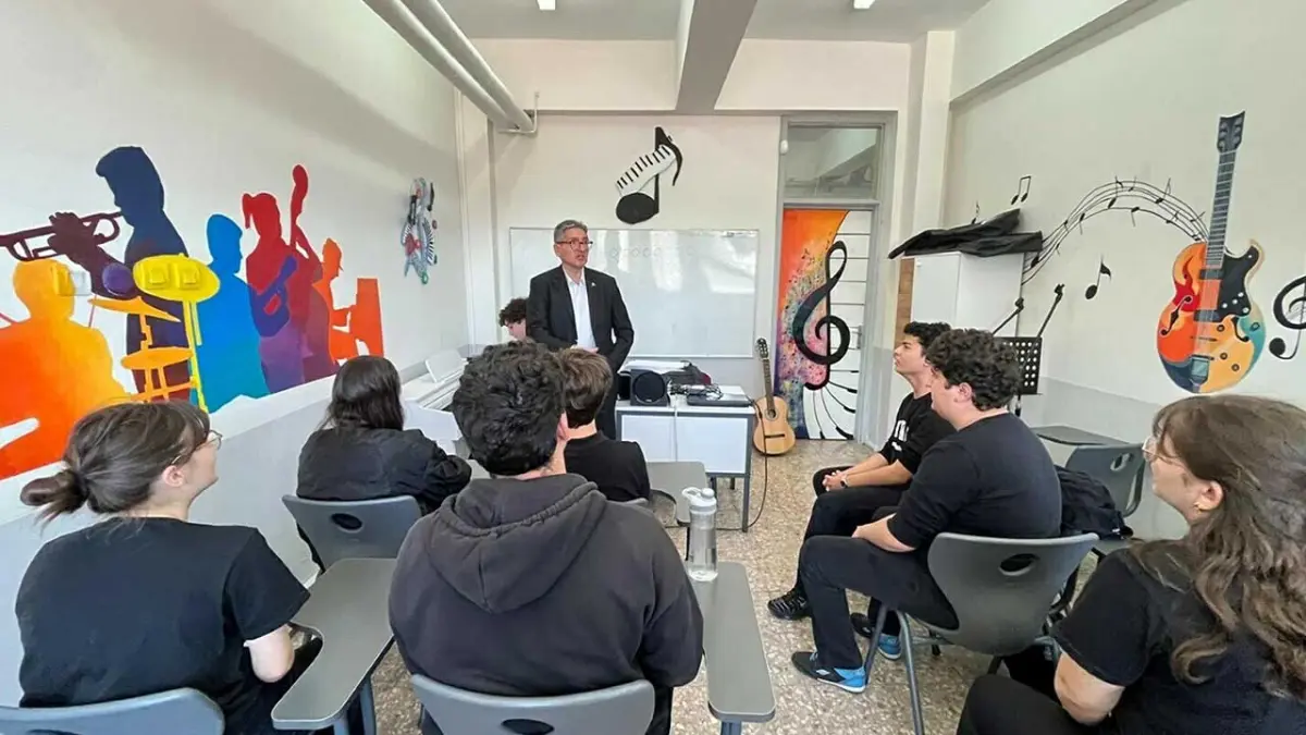 Onur öğretmen engel tanımadı, müzikle ilham oldu görseli