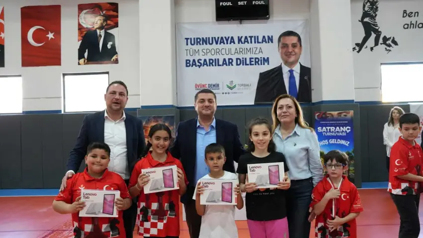 Torbalı’da satranç şöleni: 208 sporcu aynı masada buluştu haberinin görseli