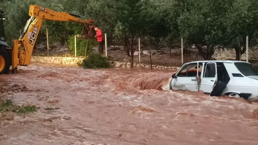 Adana’da sel felaketi: Kayıp gencin cansız bedeni bulundu haberinin görseli
