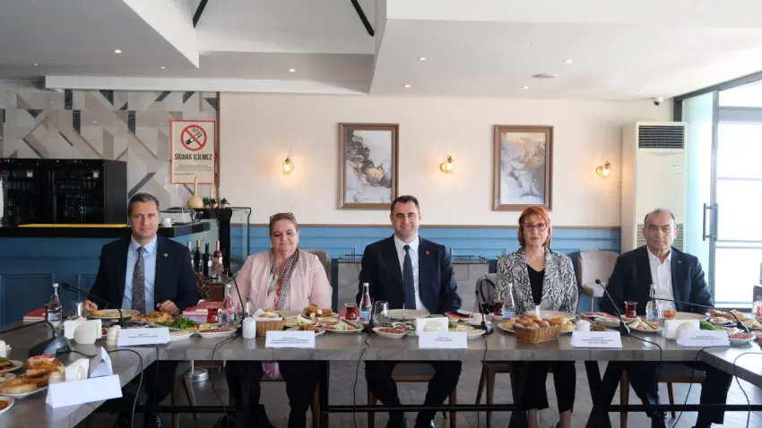 CHP İzmir’den iş dünyasının aktörleriyle ekonomi zirvesi haberinin görseli