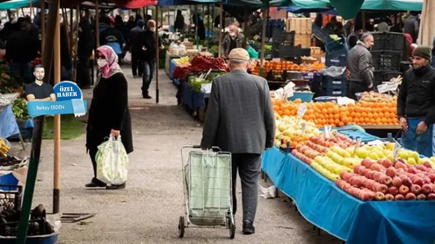 Emekliler pazarda alıcı değil bakıcı oldu haberinin görseli