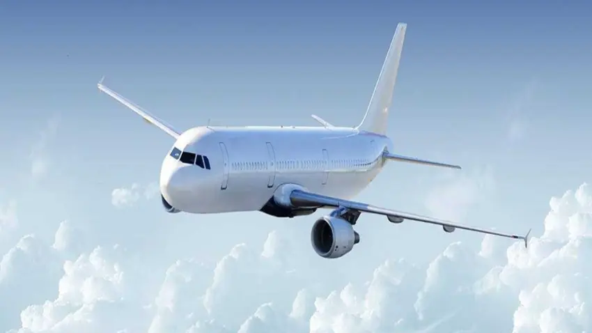 Havalimanında korku dolu dakikalar:Uçak hangara çarptı