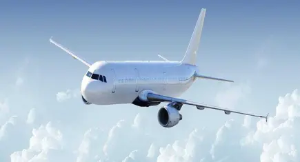 Havalimanında korku dolu dakikalar:Uçak hangara çarptı