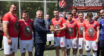 İtfaiyecilerden anlamlı turnuva: Şehitler anısına sahaya çıktılar