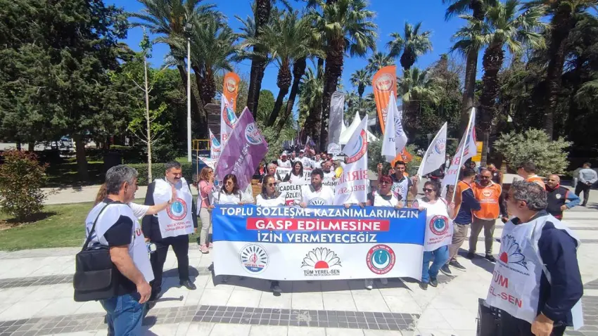 İzmir'de memurlar iş bırakarak CHP'ye yürüdü haberinin görseli