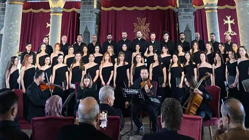 Sekiz dilde konser verdiler haberinin görseli