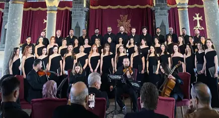 Sekiz dilde konser verdiler