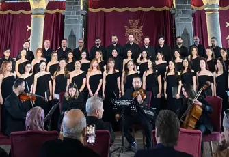 Sekiz dilde konser verdiler