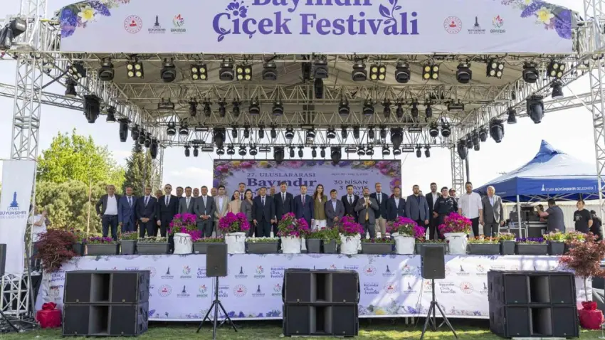27. Uluslararası Bayındır Çiçek Festivali renkli kortejle başladı haberinin görseli