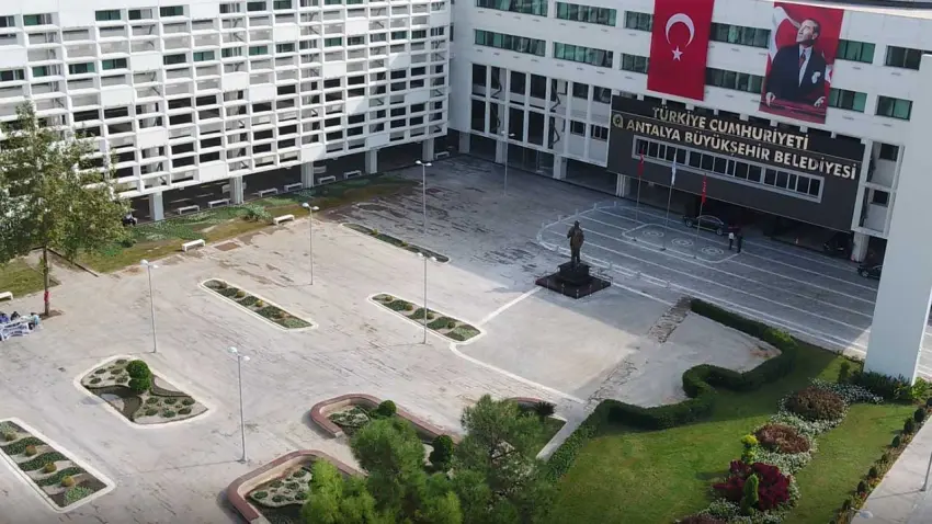 Antalya Büyükşehir Belediyesi'ne yönelik yeni operasyon: Muhittin Böcek’in gelini gözaltına alındı haberinin görseli