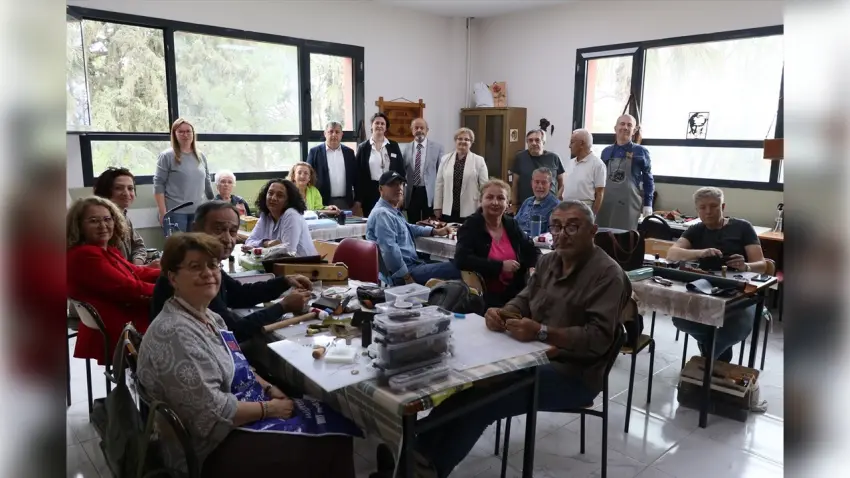 Hobi olarak başladığı deri sanatının yeni nesillere aktarıcısı oldu haberinin görseli