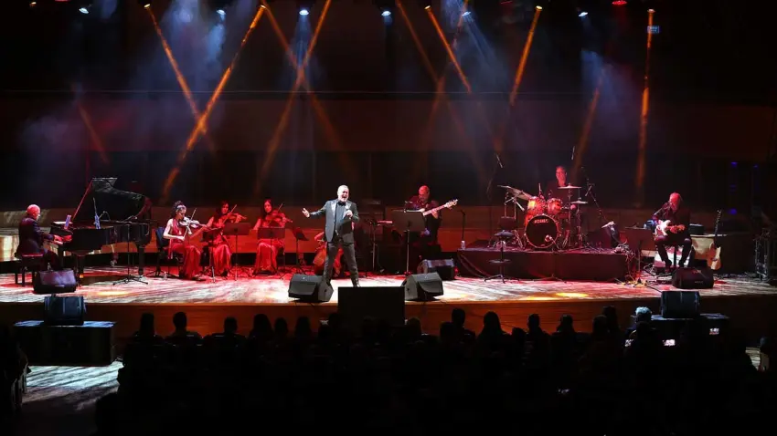 İzmir’de müzik ziyafeti: Luca Minnelli sahneye damga vurdu haberinin görseli