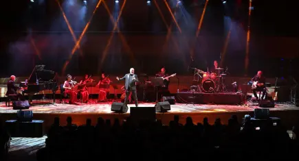 İzmir’de müzik ziyafeti: Luca Minnelli sahneye damga vurdu