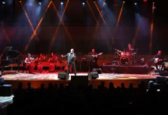 İzmir’de müzik ziyafeti: Luca Minnelli sahneye damga vurdu