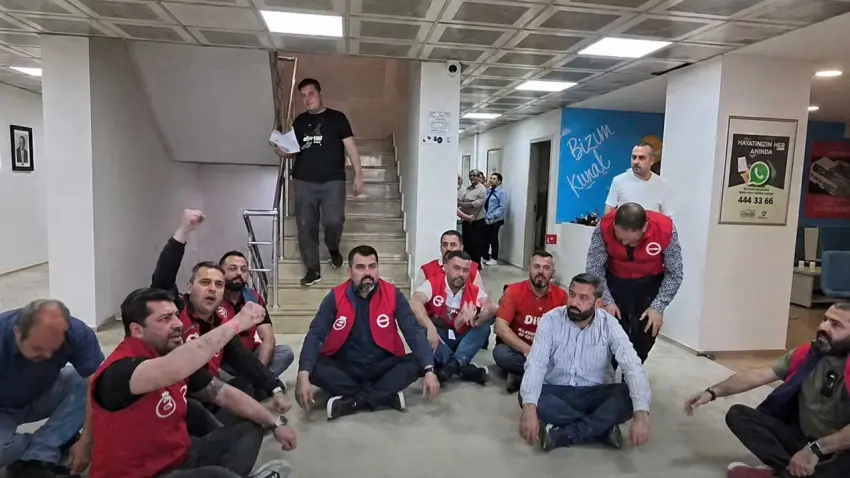 Konak’ta TİS krizi büyüyor: İşçiler belediye içinde oturma eylemi başlattı  haberinin görseli