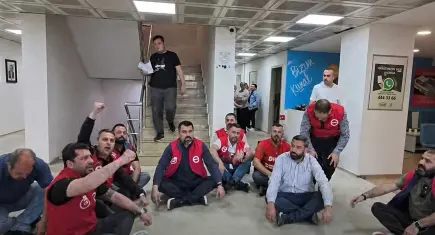 Konak’ta TİS krizi büyüyor: İşçiler belediye içinde oturma eylemi başlattı 