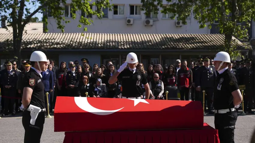 Şehit Polis Serkan Hızlı İzmir’de törenle uğurlandı haberinin görseli