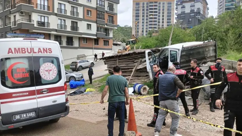 1 Mayıs’ta kahreden kaza: Görevi başındaki 2 işçi kamyonetin altında kaldı! haberinin görseli