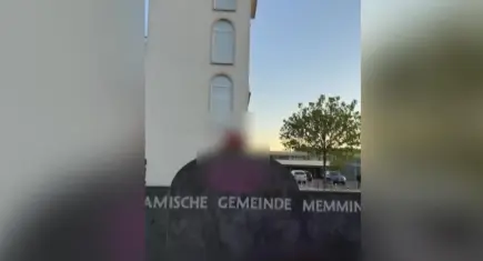 Almanya’da cami saldırısı: Duvar tahrip edildi, girişe domuz başı bırakıldı