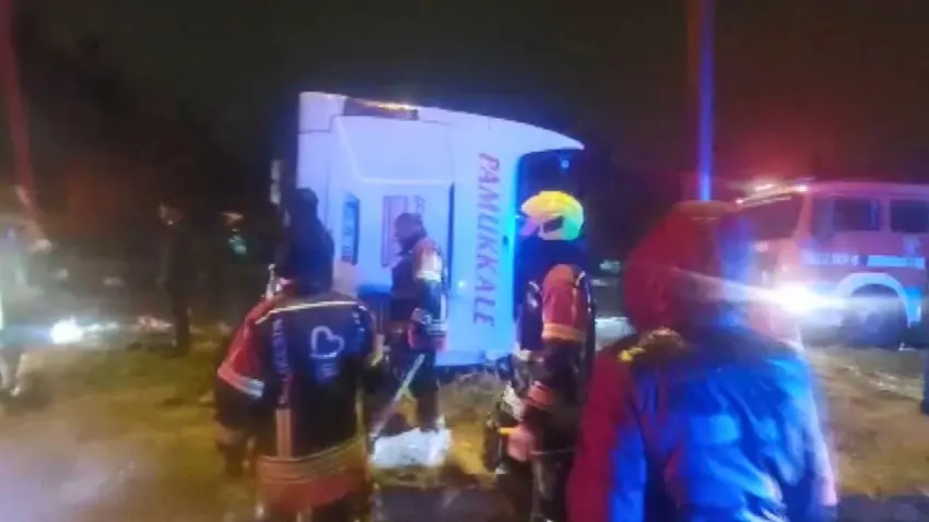 Balıkesir'de yolcu otobüsü devrildi: Çok sayıda ölü ve yaralı var haberinin görseli